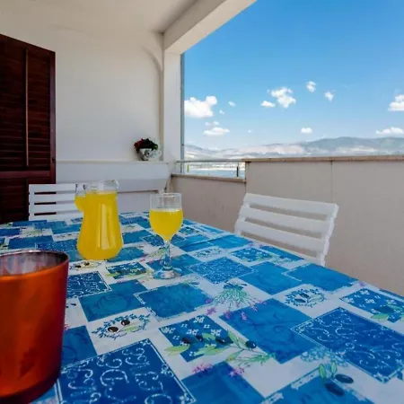 Apartments Seka - With Parking Trogir